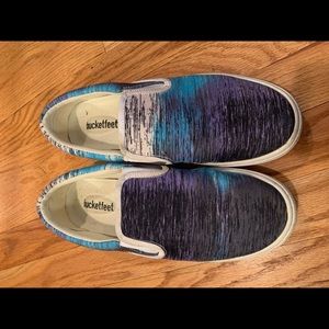 Bucketfeet Size 8.5 slip on sneakers, blue wave print